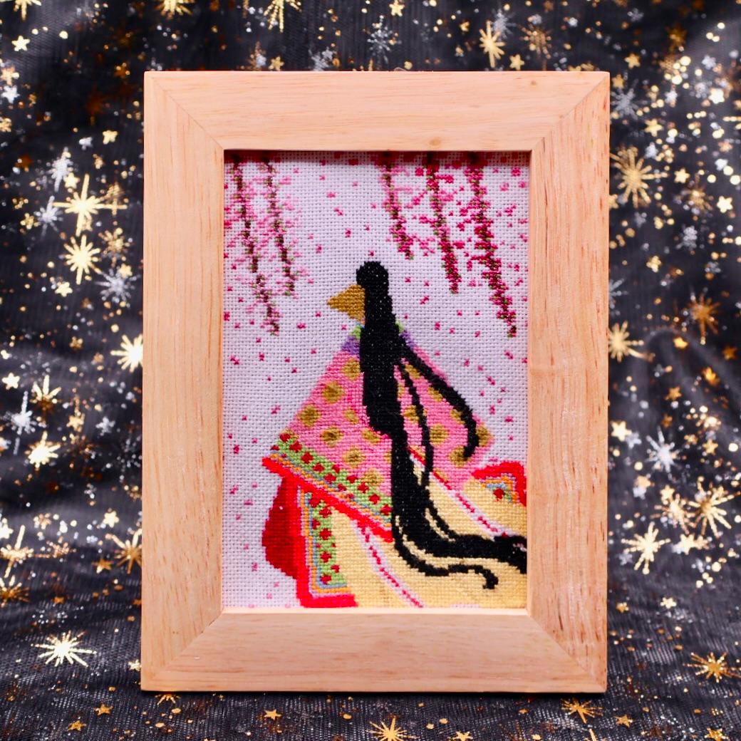 桜を見上げる平安女性 クロスステッチ刺繍1枚目の画像